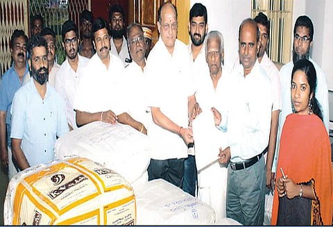 புயல் பாதித்த பகுதிகளுக்கு ரூ.2¼ லட்சம் நிவாரண பொருட்கள் - கலெக்டர் அனுப்பி வைத்தார்