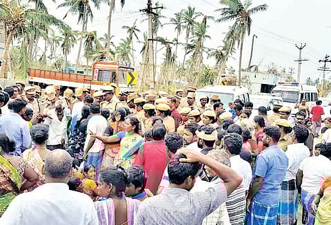 புயல் பாதிப்புகளை பார்வையிட கவர்னருடன் சென்ற அதிகாரிகளின் வாகனங்கள் சிறைபிடிப்பு
