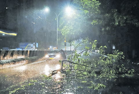 சென்னை மற்றும் புறநகர் பகுதிகளில் 3-வது நாளாக மழை போக்குவரத்து நெரிசலால் வாகன ஓட்டிகள் அவதி