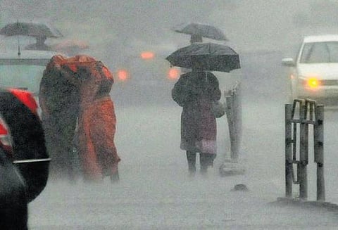 தமிழகத்தின் உள்பகுதிகளில் காற்றழுத்த தாழ்வு பகுதி: 11 மாவட்டங்களில் இன்று கனமழை பெய்யும் வானிலை ஆய்வு மையம் அறிவிப்பு