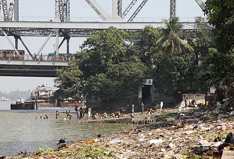 கொல்கத்தா: பொது இடத்தில் குப்பை கொட்டினால் ரூ.1 லட்சம் அபராதம் - சட்டசபையில் மசோதா நிறைவேற்றம்