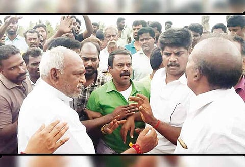 மன்னார்குடியில், மின்சாரம் வழங்க வலியுறுத்தி மத்திய மந்திரி பொன்.ராதாகிருஷ்ணன் காரை வழிமறித்து மக்கள் வாக்குவாதம்