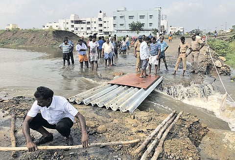 அடையாறு ஆற்றில் பாலம் கட்டும் பணிக்காக அமைத்த தற்காலிக சாலை மழைநீரில் அடித்து செல்லப்பட்டது போக்குவரத்து துண்டிப்பு