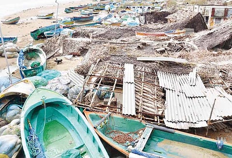 வேதாரண்யம் பகுதி மீனவ கிராமங்களில்: கஜா புயலுக்கு 2 ஆயிரம் படகுகள் சேதம் - மீனவர்களுக்கு பல கோடி ரூபாய் நஷ்டம்