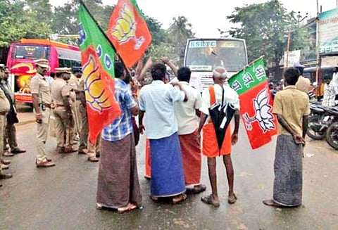 பொன்.ராதாகிருஷ்ணன் அவமதிப்பு எதிரொலி: கூடலூரில் கேரள அரசு பஸ் சிறைபிடிப்பு - பா.ஜனதாவினர் 8 பேர் கைது