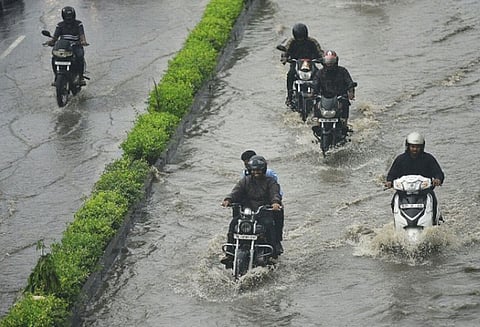 வளிமண்டல மேலடுக்கு சுழற்சி காரணமாக டெல்டா மாவட்டங்களில் இன்று கனமழை பெய்யும் வானிலை ஆய்வு மையம் தகவல்