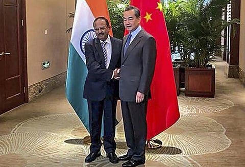 சீன வெளியுறவு மந்திரியுடன் தேசிய பாதுகாப்பு ஆலோசகர் அஜித் தோவல் சந்திப்பு