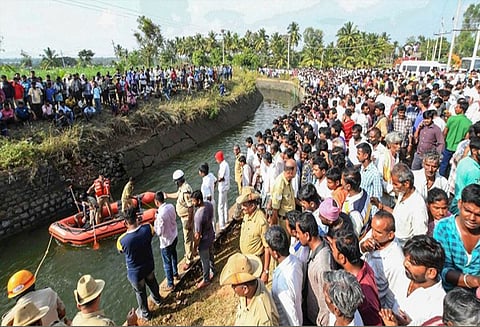 கர்நாடகத்தில் கால்வாய்க்குள் பஸ் பாய்ந்தது; 30 பேர் பரிதாப பலி - பிரதமர், ஜனாதிபதி இரங்கல்