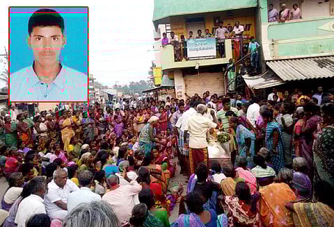 தற்கொலைக்கு காரணமானவர்களை கைது செய்யக்கோரி வாலிபரின் உடலை சாலையில் வைத்து பொதுமக்கள் மறியல்