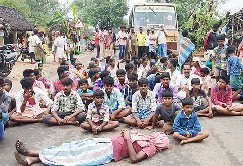 9 நாட்களாக மின்சாரமின்றி தவிப்பு: மணப்பாறை பகுதியில் 2 இடங்களில் பொதுமக்கள் சாலை மறியல்