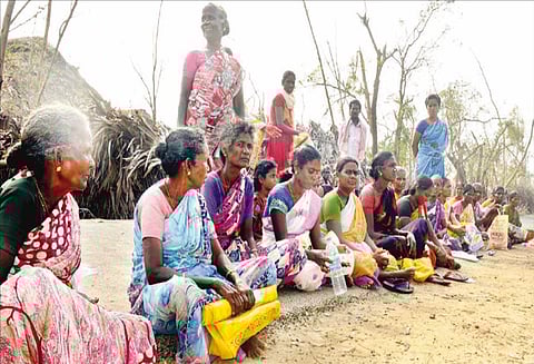 ‘இதற்கு மேலும் எங்களுக்கு ஒரு துயரம் வேண்டுமா’ - 11 நாட்களாக நிவாரண முகாமில் அல்லல்படும் டெல்டா மக்கள்