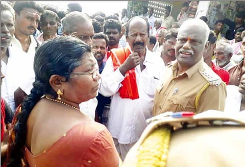 நீடாமங்கலம் அருகே: புயல் நிவாரணம் வழங்கக்கோரி கிராம மக்கள் சாலை மறியல்