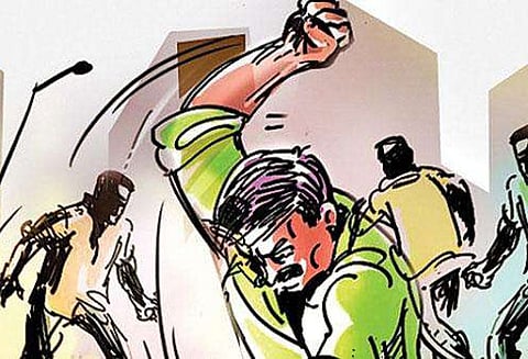 இளம்பெண் குளிப்பதை எட்டிப்பார்த்தனர்: தட்டிக்கேட்ட கணவரை தாக்கிய தந்தை-மகன்கள் கைது