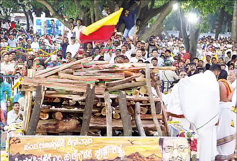 தலைவர்கள், திரையுலகினர், ரசிகர்கள் இறுதி அஞ்சலி நடிகர் அம்பரீஷ் உடல் தகனம் 21 குண்டுகள் முழங்க அரசு மரியாதையுடன் நடந்தது