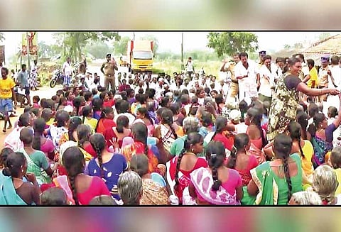 வத்தலக்குண்டு அருகே பரபரப்பு: மஞ்சளாறு அணையில் தண்ணீர் திறக்கக்கோரி விவசாயிகள் சாலை மறியல்