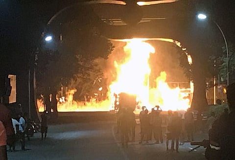 மும்பையில் விபத்தில் சிக்கிய டேங்கர் லாரி, தீ கொழுந்து விட்டு எரிந்ததால் பரபரப்பு