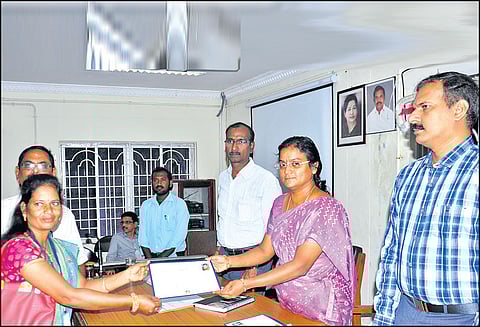 திருவள்ளூர் மாவட்ட கலெக்டர் அலுவலகத்தில் குறைதீர்க்கும் நாள் கூட்டத்தில் 240 மனுக்கள்