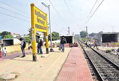 பெருங்களத்தூர் ரெயில் நிலையத்தில் ஆமை வேகத்தில் நடைபெறும் சுரங்கப்பாதை பணி விரைந்து முடிக்க பொதுமக்கள் கோரிக்கை