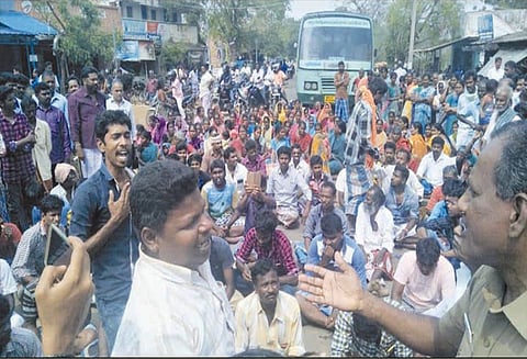 அறந்தாங்கியில் குடிநீர், மின்சாரம் கேட்டு 3 இடங்களில் பொதுமக்கள் மறியல்