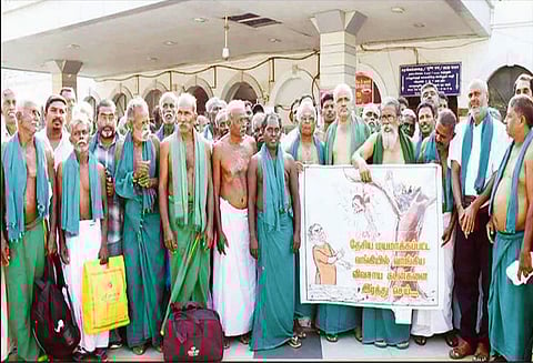 கோரிக்கைகளை வலியுறுத்தி 2 நாட்கள் போராட்டம் - விவசாயிகள் ரெயிலில் டெல்லி பயணம்