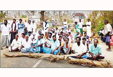 பயிர் காப்பீடு செய்ய அதிகாரி வராததை கண்டித்து வாய்மேட்டில், விவசாயிகள் சாலை மறியல் 3 மணி நேரம் போக்குவரத்து பாதிப்பு