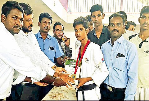 டேக்வாண்டோ போட்டியில், தங்கம் வென்று மாணவர் சாதனை