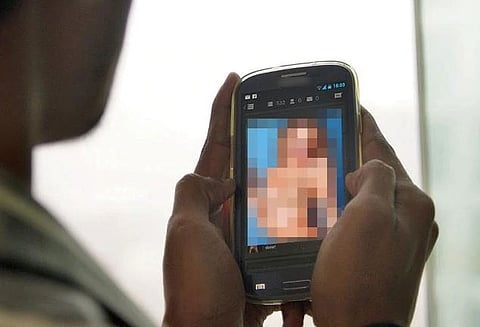 மனைவியின் மார்பிங் செய்த புகைப்படத்தினை ஆன்லைனில் வெளியிட்ட இந்திய கப்பற்படை உயரதிகாரி