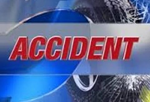 மோட்டார்சைக்கிளில் இருந்து தவறி விழுந்த பெண் லாரி மோதி பலி மகன் கண் முன்பே பரிதாபம்