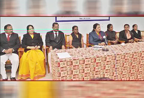 கிருஷ்ணகிரியில் கொத்தடிமை தொழில்முறை ஒழிப்பு சட்ட விழிப்புணர்வு பயிற்சி வகுப்பு மாவட்ட முதன்மை நீதிபதி கலாவதி பங்கேற்பு