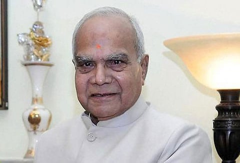 கஜா புயல் நிவாரணத்துக்காக கவர்னர் ஒரு மாத சம்பளத்தை வழங்கினார்