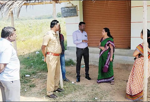 சிகிச்சையின் போது இளம்பெண் மயக்கம்: தனியார் ஆஸ்பத்திரிக்கு ‘சீல்’ வைப்பு போலி டாக்டருக்கு போலீசார் வலைவீச்சு