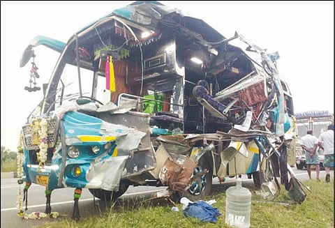 பெருந்துறை அருகே லாரி மீது வேன் மோதல்: அய்யப்ப பக்தர்கள் 2 பேர் பரிதாப சாவு சிறுவர்கள் உள்பட 13 பேர் படுகாயம்