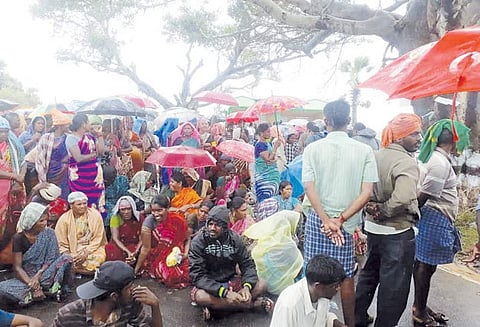 குடிநீர், மின்சாரம் கேட்டு 5 இடங்களில் பொதுமக்கள் சாலை மறியல்