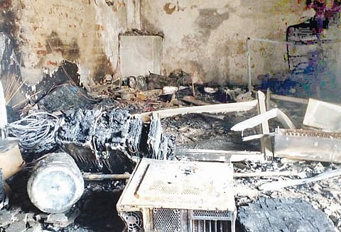 நாகையில், கணினி மையத்தில் திடீர் தீ விபத்து ரூ.7¼ லட்சம், கம்ப்யூட்டர்கள் எரிந்து நாசம்