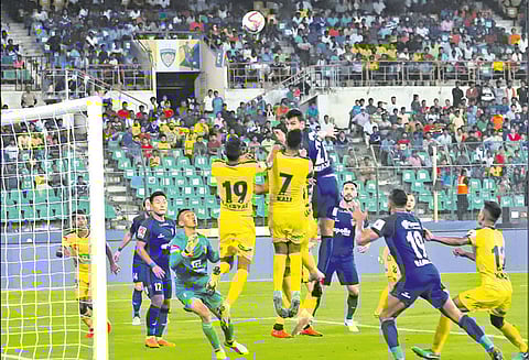 ஐ.எஸ்.எல். கால்பந்து: சென்னை-கேரளா ஆட்டம் ‘டிரா’