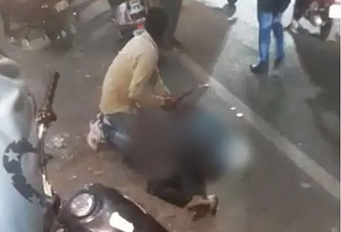 யாரும் உதவ முன்வரவில்லை வாலிபரின் கொலையை செல்போனில் படம் பிடித்த மக்கள் ஐதராபாத்தில் பரிதாபம்