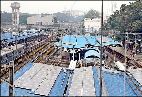 கோவை ரெயில்நிலையத்தில் சூரியசக்தி மின்தகடுகள் பொருத்தும் பணி மும்முரம்: தினமும் 450 யூனிட் மின்சாரம் கிடைக்கும்