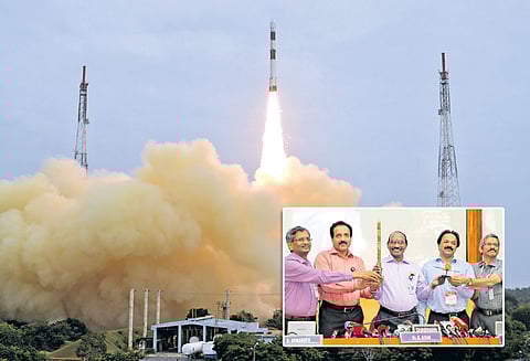 31 செயற்கைகோளை சுமந்தபடி பி.எஸ்.எல்.வி. சி-43 ராக்கெட் வெற்றிகரமாக விண்ணில் பாய்ந்தது விஞ்ஞானிகள் பெருமிதம்