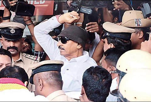 ரஜினிகாந்த் நடித்துள்ள 2.0 படம் வெளியான தியேட்டர் முன்பு வாட்டாள் நாகராஜ் ஆர்ப்பாட்டம் பெங்களூருவில் நடந்தது