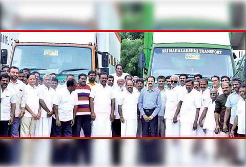 ‘கஜா’ புயலால் பாதிக்கப்பட்ட பகுதிகளுக்கு: ரூ.61¼ லட்சத்துக்கு நிவாரண பொருட்கள் - கலெக்டர் கே.எஸ்.பழனிசாமி அனுப்பிவைத்தார்