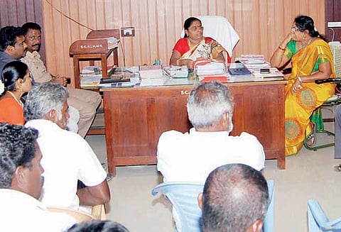 விளாத்திகுளம் அருகே பொதுப்பாதையை அடைத்து வைக்கப்பட்ட தட்டியை அகற்ற வேண்டும் சமாதான கூட்டத்தில் அதிகாரிகள் உத்தரவு