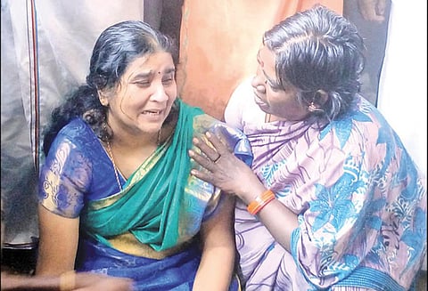 மகளின் திருமணத்தில் எனக்கு விருப்பம் இல்லை எனது கணவரின் சொத்துகளை அபகரிக்க முயற்சி காடுவெட்டி குரு மனைவி பேட்டி