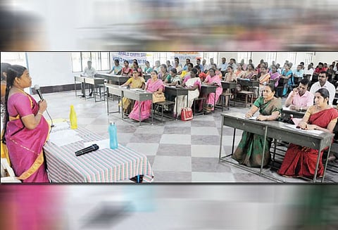 சுற்றுச்சூழலை பாதுகாக்க பிளாஸ்டிக் பொருட்களை தவிர்க்க வேண்டும் முதன்மை கல்வி அலுவலர் பேச்சு