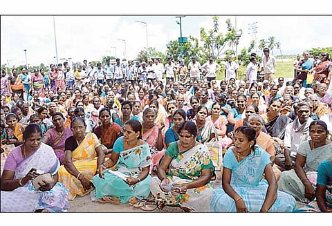 கலெக்டர் அலுவலகத்தில் தாண்டவன்குப்பம் கிராம மக்கள் தர்ணா