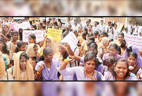 கல்லூரி மாணவ-மாணவிகள் ஆர்ப்பாட்டம்