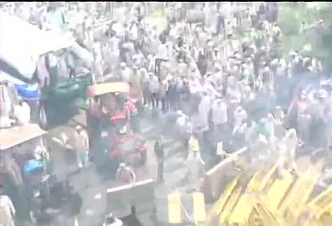 டெல்லி பாராளுமன்றம் நோக்கி விவசாயிகள் பேரணி; போலீஸ் தடியடி கண்ணீர் புகை குண்டு வீச்சு