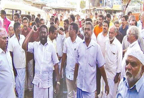 பந்தலூர் அருகே எருமாடு– கோட்டூர் சாலையை சீரமைக்க கோரி போராட்டம்