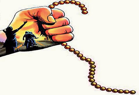 திருப்பூரில் பெண்ணிடம் 5 பவுன் சங்கிலி பறிப்பு; மோட்டார்சைக்கிளில் வந்த 2 மர்ம ஆசாமிகள் கைவரிசை