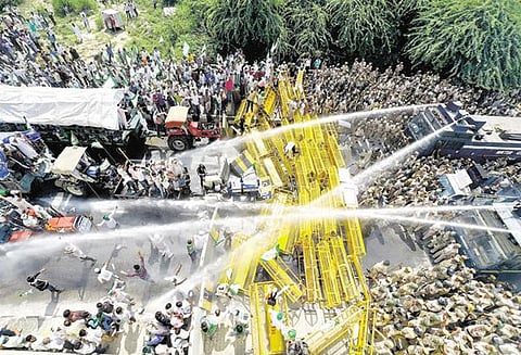 டெல்லியில் விவசாயிகள் மீதான போலீஸ் தடியடி - எதிர்க்கட்சிகள் கடும் கண்டனம்