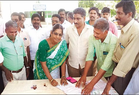 ஊதிய உயர்வு வழங்கக்கோரி முதல்-அமைச்சருக்கு ரத்த கையெழுத்திட்ட மனு அனுப்பும் போராட்டம்